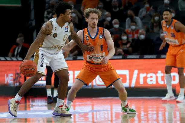 亚洲第一身价！28岁三笘薰助攻绝杀曼城+拼到抽筋，海鸥3赛季主力