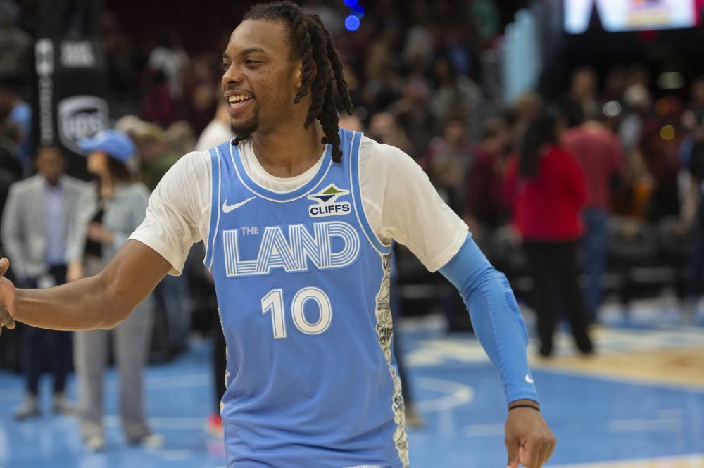 曼晚：曼联球迷对拉特克利夫的意见有分歧，示威活动已被推迟